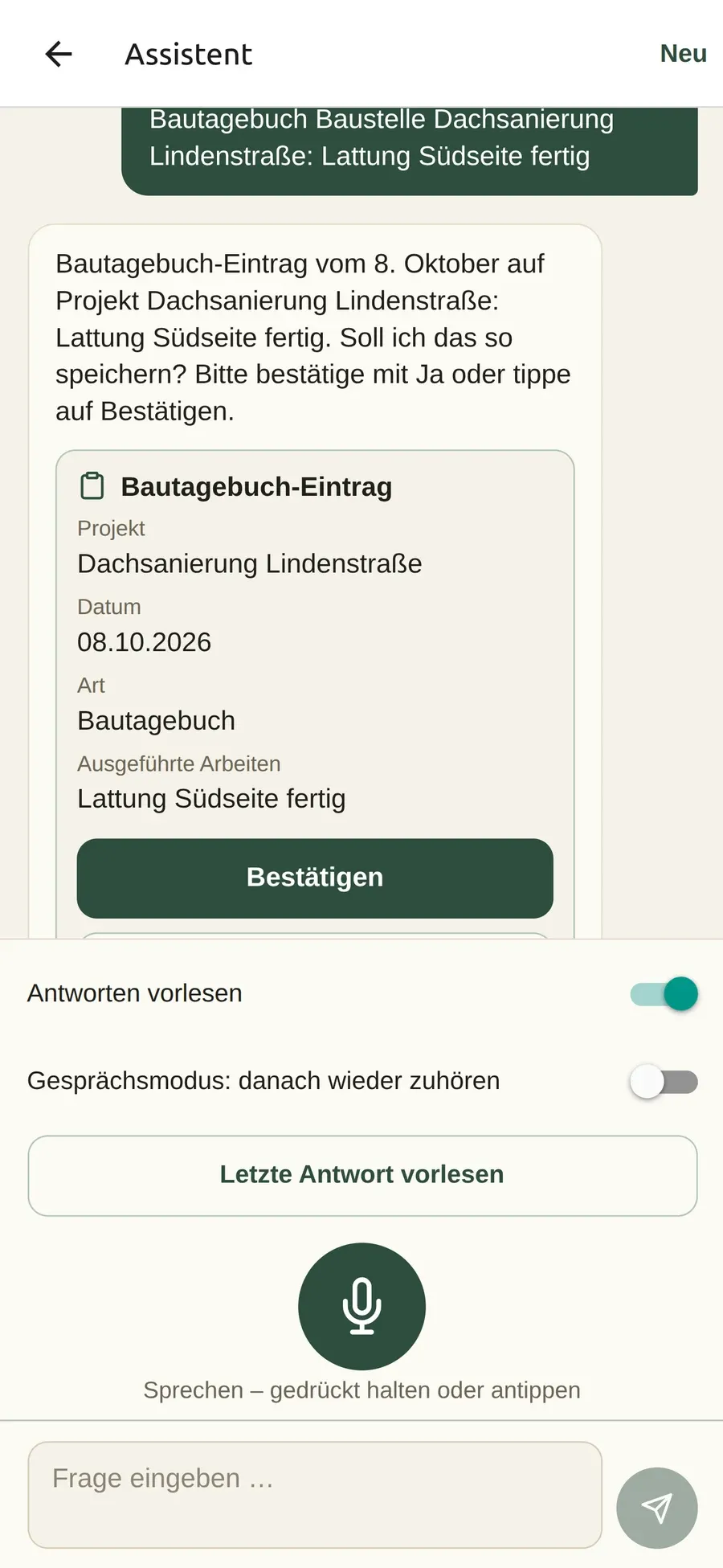 Der Assistent in der App: Auf die Eingabe „Bautagebuch Baustelle Dachsanierung Lindenstraße: Lattung Südseite fertig“ legt er einen Bautagebuch-Eintrag mit Projekt, Datum und ausgeführten Arbeiten als Entwurf mit der Schaltfläche Bestätigen vor. Darunter die Sprachsteuerung mit Vorlesen und Mikrofon-Knopf.