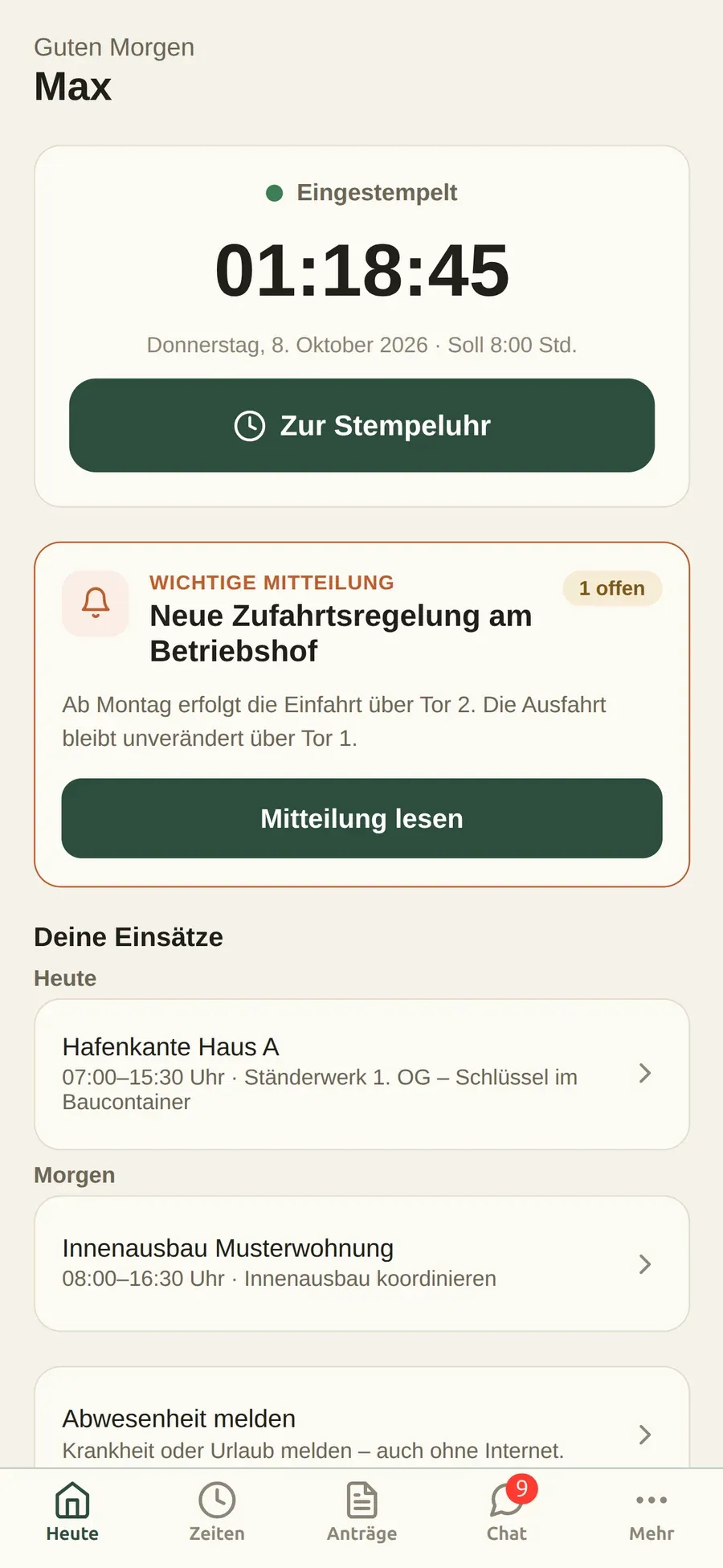 Startseite der App am Donnerstag: Max ist eingestempelt, die Stempeluhr zeigt 1 Stunde 18 Minuten. Darunter eine wichtige Mitteilung zur Zufahrt am Betriebshof und seine Einsätze für heute (Hafenkante Haus A) und morgen (Innenausbau Musterwohnung).